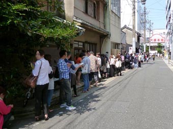 7.1並ぶ人々.JPG